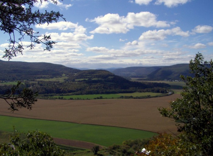 Looking south into the Schoharie Valley from Vroman's Nose